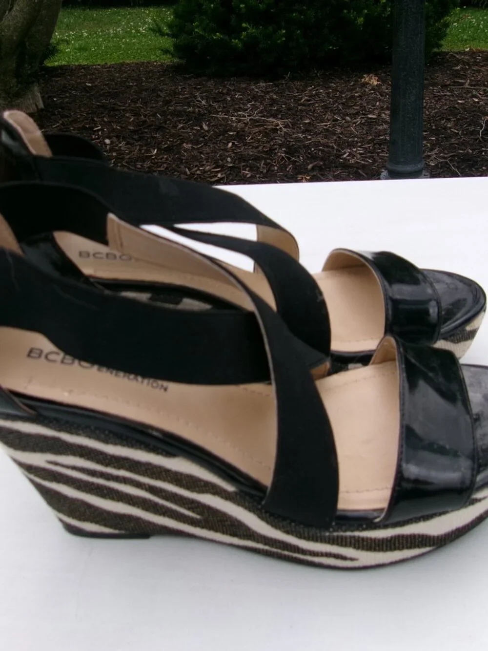 BCBG GENERATION BLACK WEDGE SANDALS 6